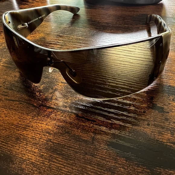 Vintage Alexander McQueen sea shell sunglasses. New. - Picture 5 of 6